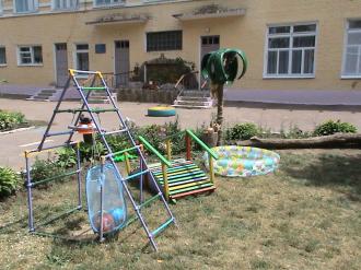 А у садочку, як у віночку